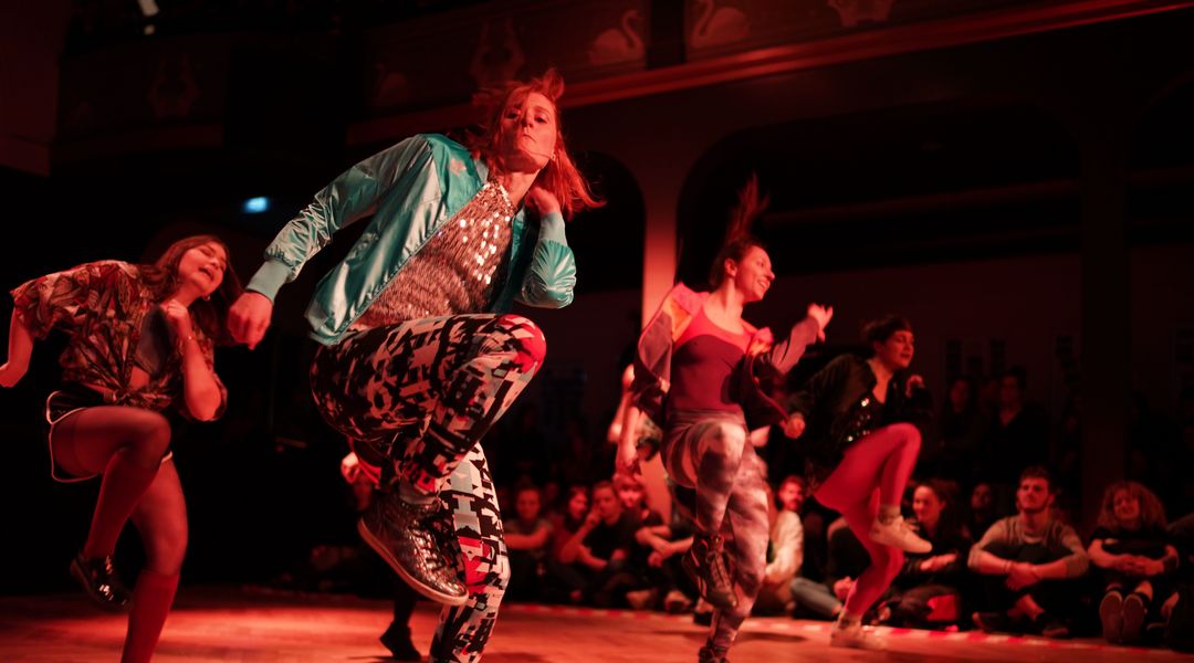 Urban Tanzgruppe in bunten Klamotten