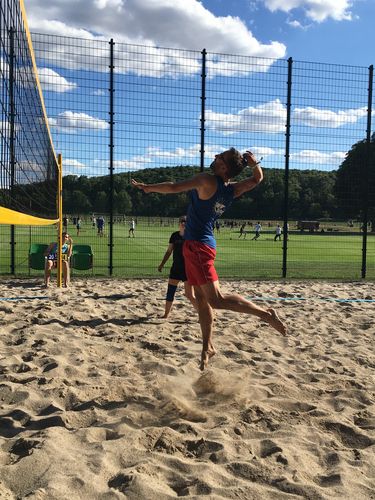 Angriffsschlag beim Beachvolleyballturnier 