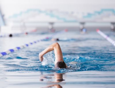 Student der Sportwissenschaft bei einer Schwimmübung