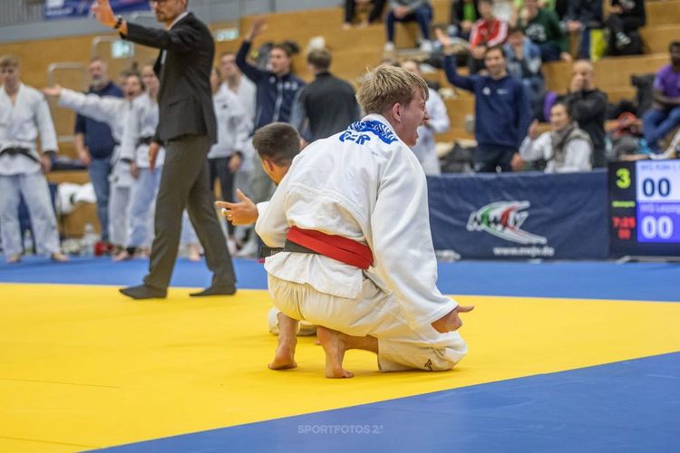 Judoka freut sich über seinen Sieg auf der Tatami