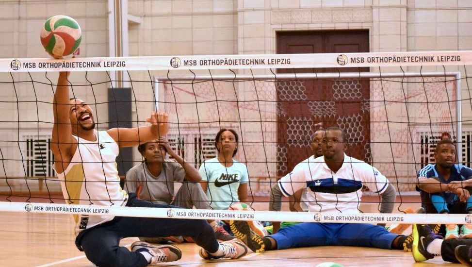 Eine Sitzvolleyball-Mannschaft beim Spiel.