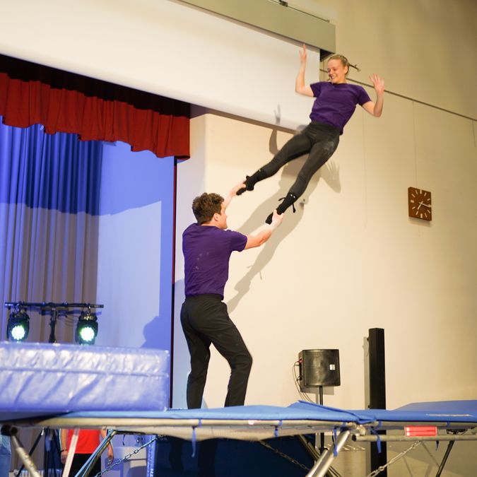zur Vergrößerungsansicht des Bildes: Trampolinturner im Großen Hörsaal bei der Gala 2024