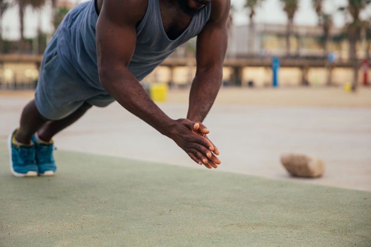 Ein Mann führt Clapping Push Ups aus