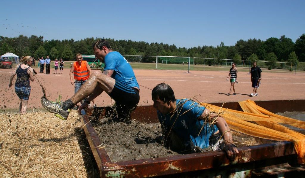 Menschen beim Hindernisslauf 
