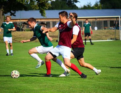 Zweikampf beim Fußball des Unisommersportfestes 2022