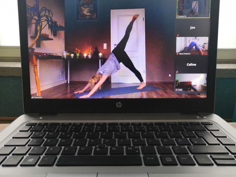 Eine Frau übt eine Yogaübung - Arabesque