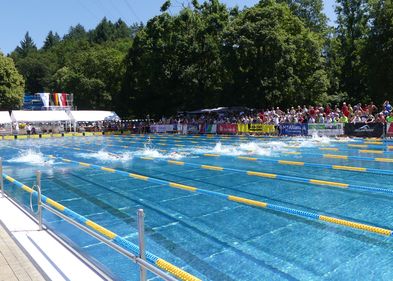 Man sieht das Wettkampfschwimmbecken der DHM im Schwimmen.