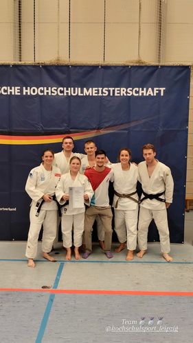 Man sieht eine Gruppe junger Menschen, die an der DHM Judo teilgenommen haben