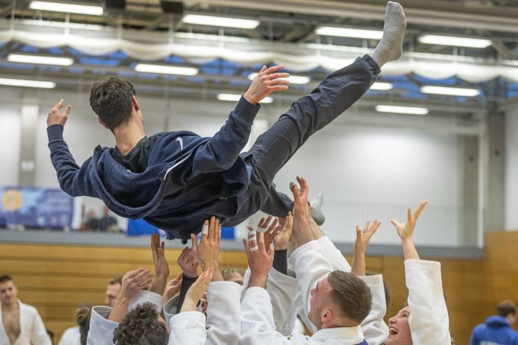 Judokas werfen ihren Trainer in die Luft