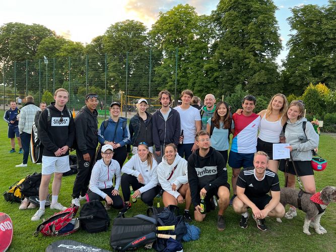 Gruppenfoto aller Tennisspieler:innen des Unisommersportfestes