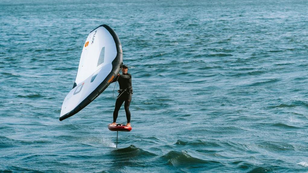 Foil Surfer auf dem Wasser
