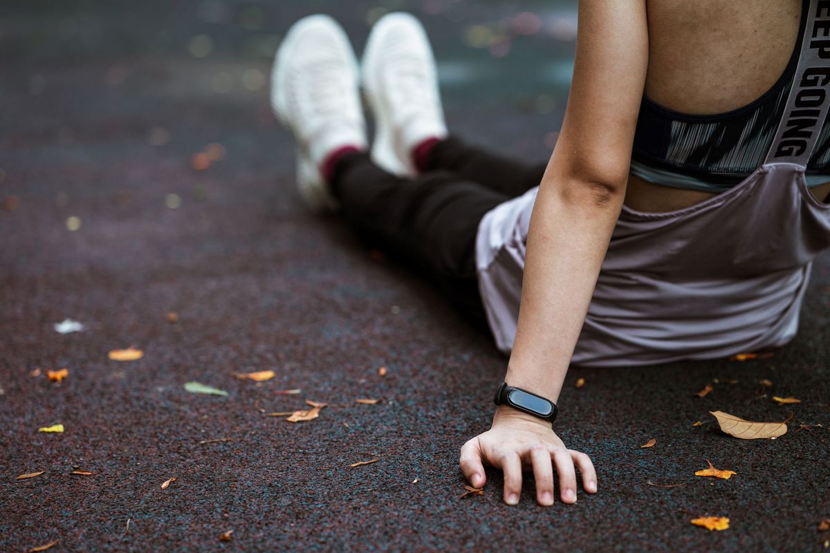 zur Vergrößerungsansicht des Bildes: Ein Läuferin bei einer Dehnung, Foto: Pexels, Ketut Subiyanto