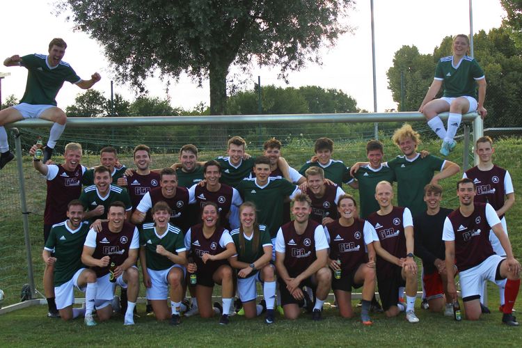 Zwei Mannschaften der Fußball-Uniliga im Gruppenfoto