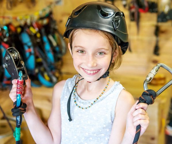 Mädchen mit Helm und Kletterausrüstung