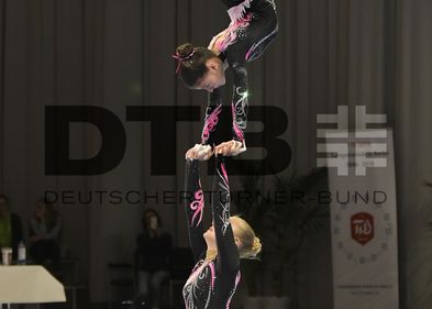 Turnfest, Foto: Volker Minkus (DTB) 2 Turnerinnen bei einer Akrobatik am Boden
