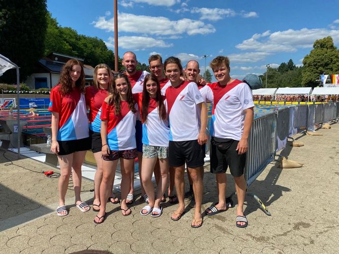 Man sieht eine versammelte Gruppe Studierender, die bei den DHM Schwimmen teilgenommen haben.