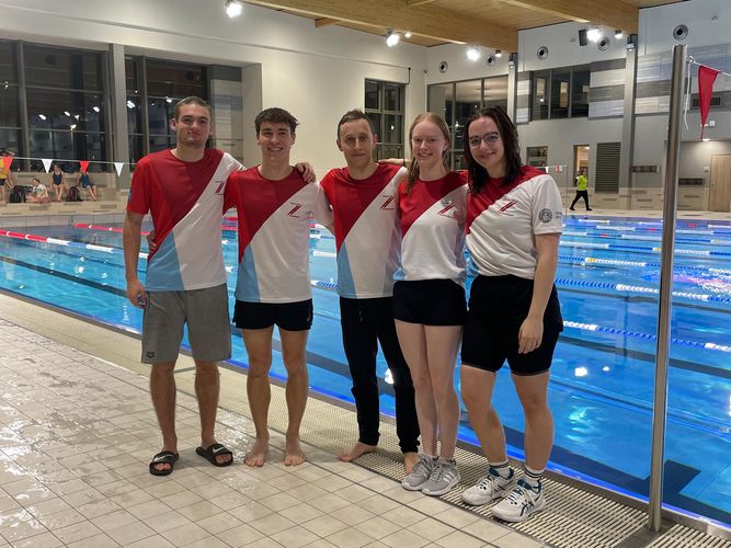 Das Schwimmteam der Uni Leipzig in der Schwimmhalle in Jena