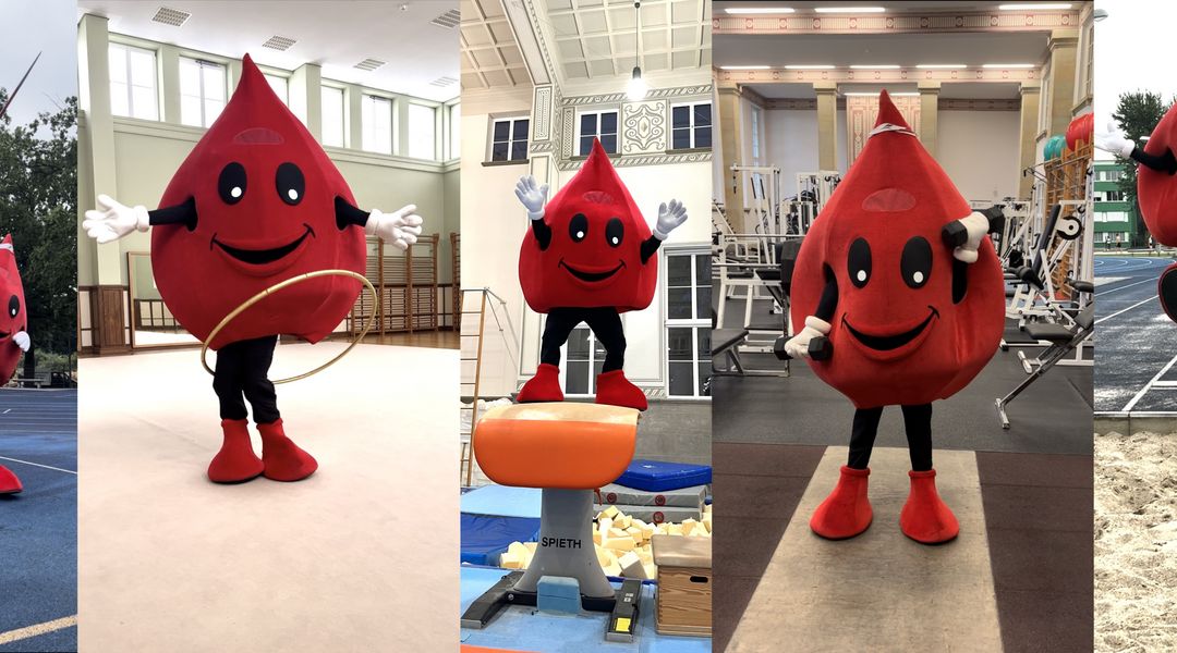 Wir sehen eine Collage bestehend aus fünf Bildern, auf denen das rotes tropfenförmiges Maskottchen verschiedene Sportarten ausübt.