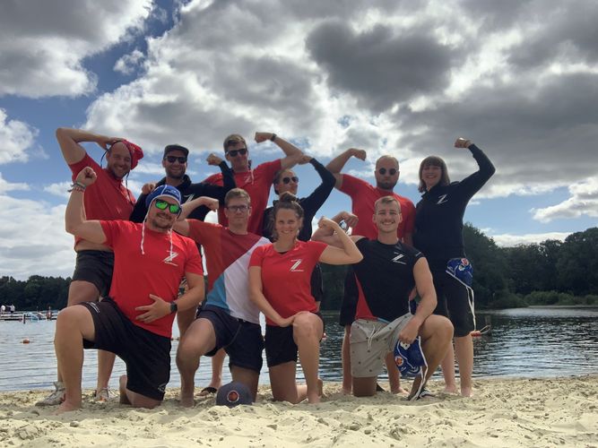 Gruppenbild der Wasserbaler:innen aus Leipzig beim Wasserball-Turnier in den Niederlanden