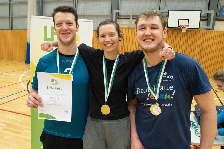 Das Volleyballteam der Univerisität Leipzig mit Goldmdaillen.