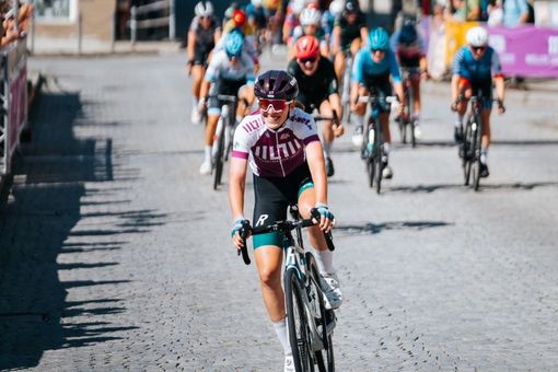 Rennradfahrerin im Rennen