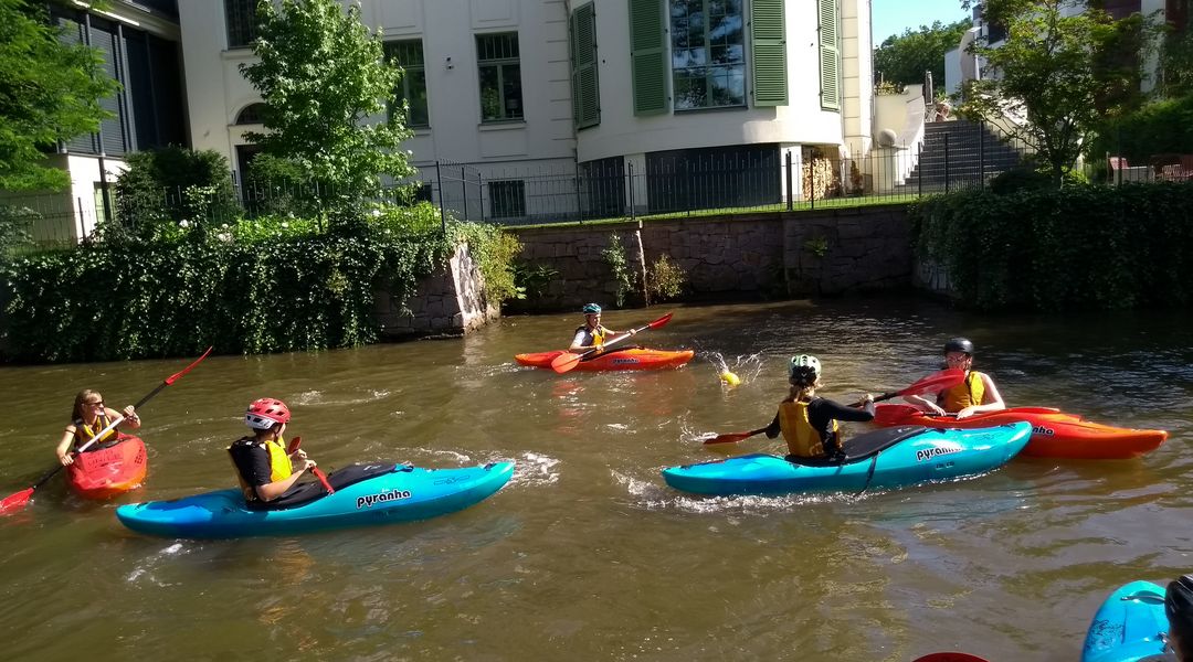 Paddelgruppe in Kajaks auf dem Fluss in Leipzig