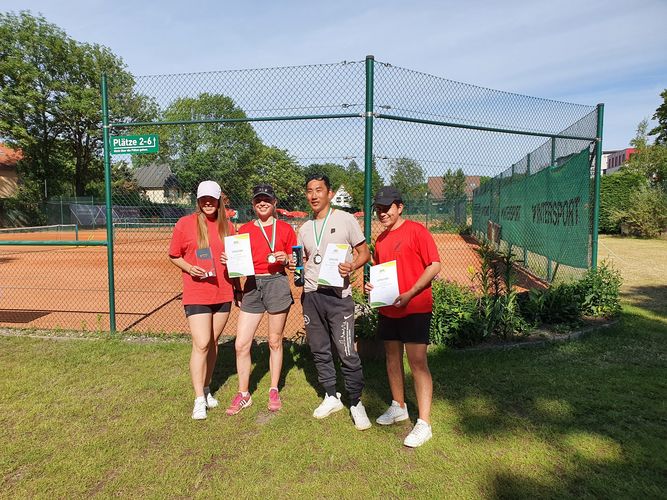 Die Medaillengewinner:innen der Uni Leipzig bei der SHM Tennis in Dresden