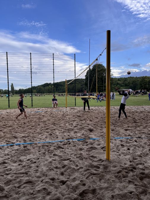 zur Vergrößerungsansicht des Bildes: Beachvolleyball beim Unisommersportfest 2024