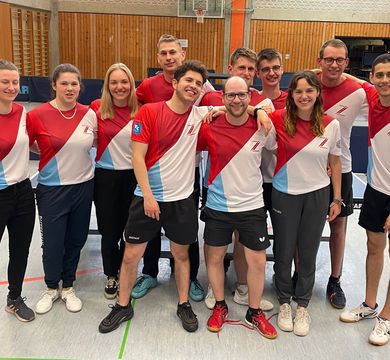 DHM Tischtennis 2023 eine Gruppe Studierender hat sich für ein Gruppenfoto bei den DHM Tischtennis versammelt