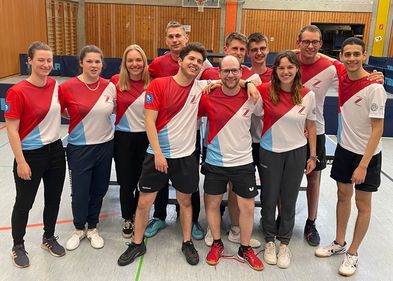 DHM Tischtennis 2023 eine Gruppe Studierender hat sich für ein Gruppenfoto bei den DHM Tischtennis versammelt